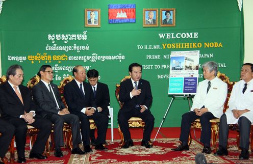 Photograph of the Prime Minister having talks with medical personnel at Preah Kossamak Hospital