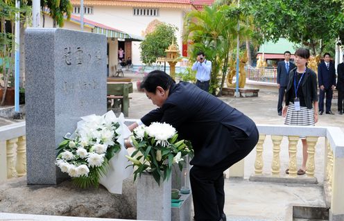 Photograph of the Prime Minister offering flowers at the memorial to the late Police Superintendent Haruyuki Takada 1