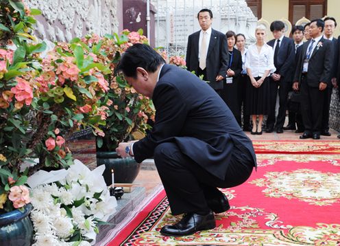 Photograph of the Prime Minister offering flowers at the cenotaph for the late Atsuhito Nakata, a UN volunteer 1