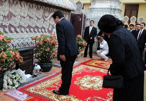Photograph of the Prime Minister offering flowers at the cenotaph for the late Atsuhito Nakata, a UN volunteer 2