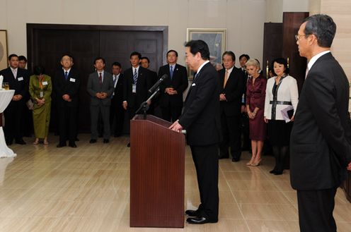 Photograph of the Prime Minister delivering an address at the meeting with Japanese nationals living in Cambodia