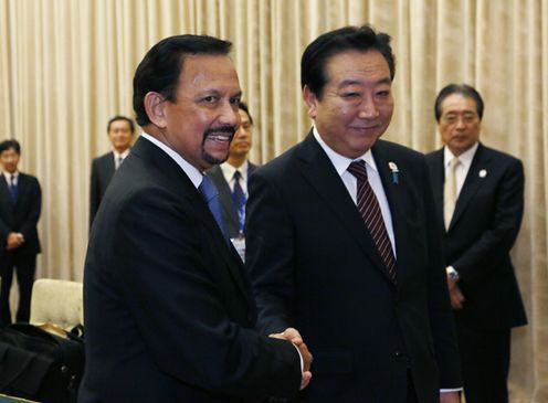 Photograph of Prime Minister Noda shaking hands with His Majesty Haji Hassanal Bolkiah, Sultan and Yang Di-Pertuan of Brunei Darussalam
