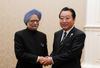 Photograph of Prime Minister Noda shaking hands with the Prime Minister of India, Dr. Manmohan Singh, at the Japan-India Summit Meeting