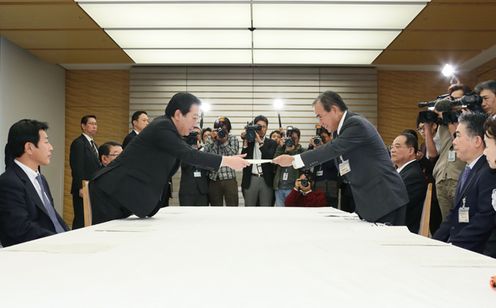 Photograph of the Prime Minister receiving a letter of request from the Association for the Promotion of the Expansion and Improvement of Naha Airport
