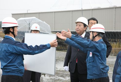 Photograph of the Prime Minister observing the solar power plant 1