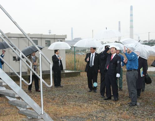 Photograph of the Prime Minister observing the wind power plant 1