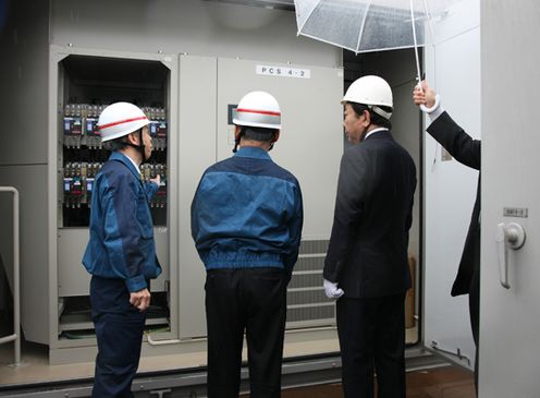 Photograph of the Prime Minister observing the solar power plant 3