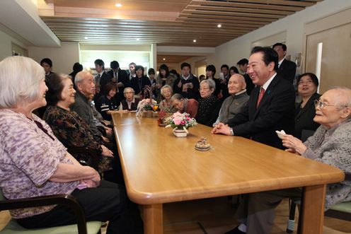 Photograph of the Prime Minister having talks with the users of a group home