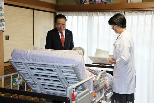 Photograph of the Prime Minister observing a medical treatment visit 1