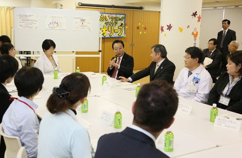 Photograph of the meeting for exchanging opinions with the staff