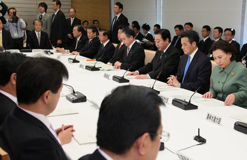 Photograph of the Prime Minister delivering an address at the meeting of the Reconstruction Promotion Council 1