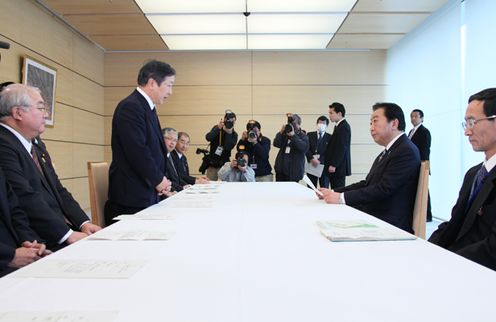 Photograph of the Prime Minister meeting with the Liaison Council of Municipalities in Nemuro Subprefecture for the Development of Regions near the Northern Territories 1