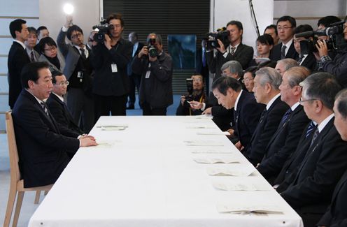 Photograph of the Prime Minister meeting with the Liaison Council of Municipalities in Nemuro Subprefecture for the Development of Regions near the Northern Territories 2