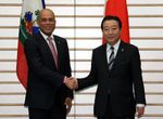 Photograph of Prime Minister Noda shaking hands with the President of the Republic of Haiti, Mr. Michel Joseph Martelly