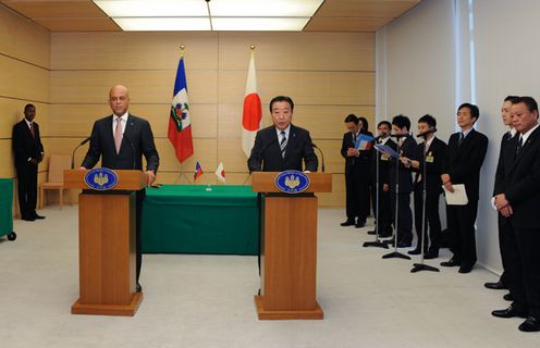Photograph of the leaders making a joint press statement
