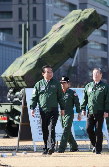 Photograph of the Prime Minister observing the PAC-3 unit deployed at Camp Ichigaya
