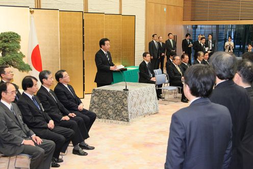 Awards Ceremony for Long-Serving Employees of the Cabinet and Cabinet Office  (The Prime Minister in Action) | Prime Minister of Japan and His Cabinet